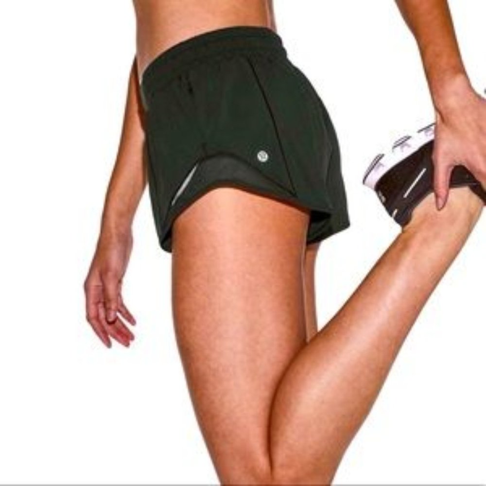 lululemon black medium-rise Hottie Hot short 2.5 in length size 4/6